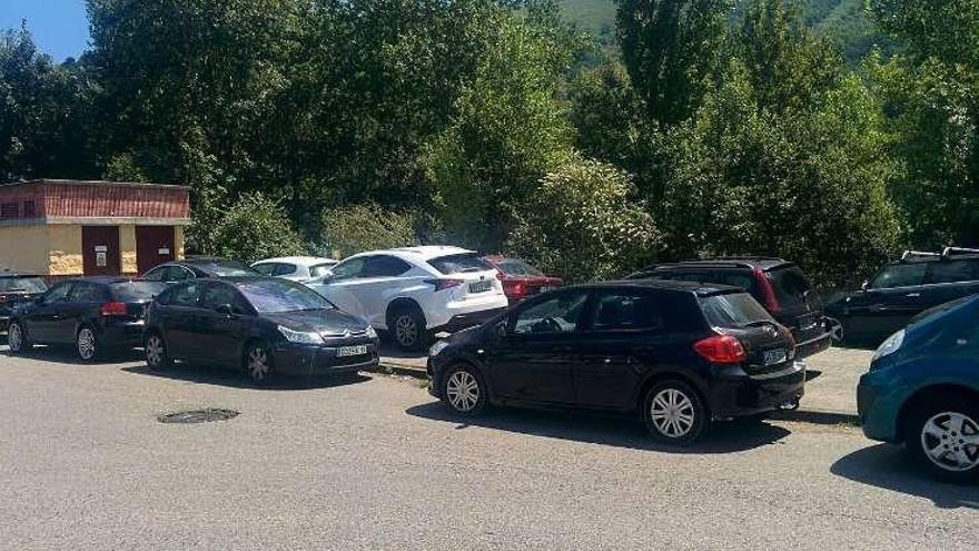 Vehículos estacionados en el polígono de Baíña.