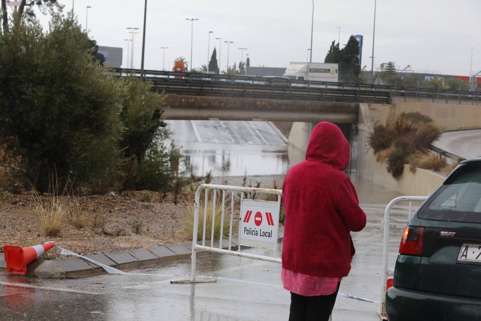 Aparatoso accidente en Elche en debido a la lluvia