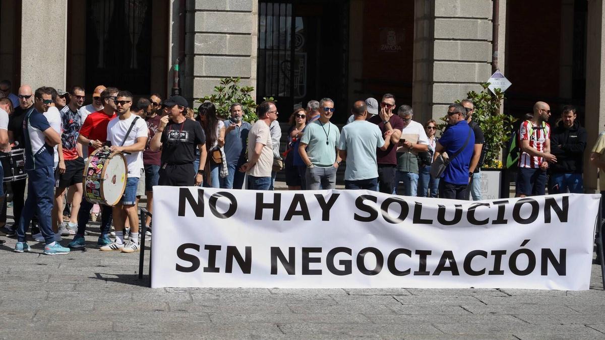 Bomberos y policías municipales se manifiestan en la Plaza Mayor