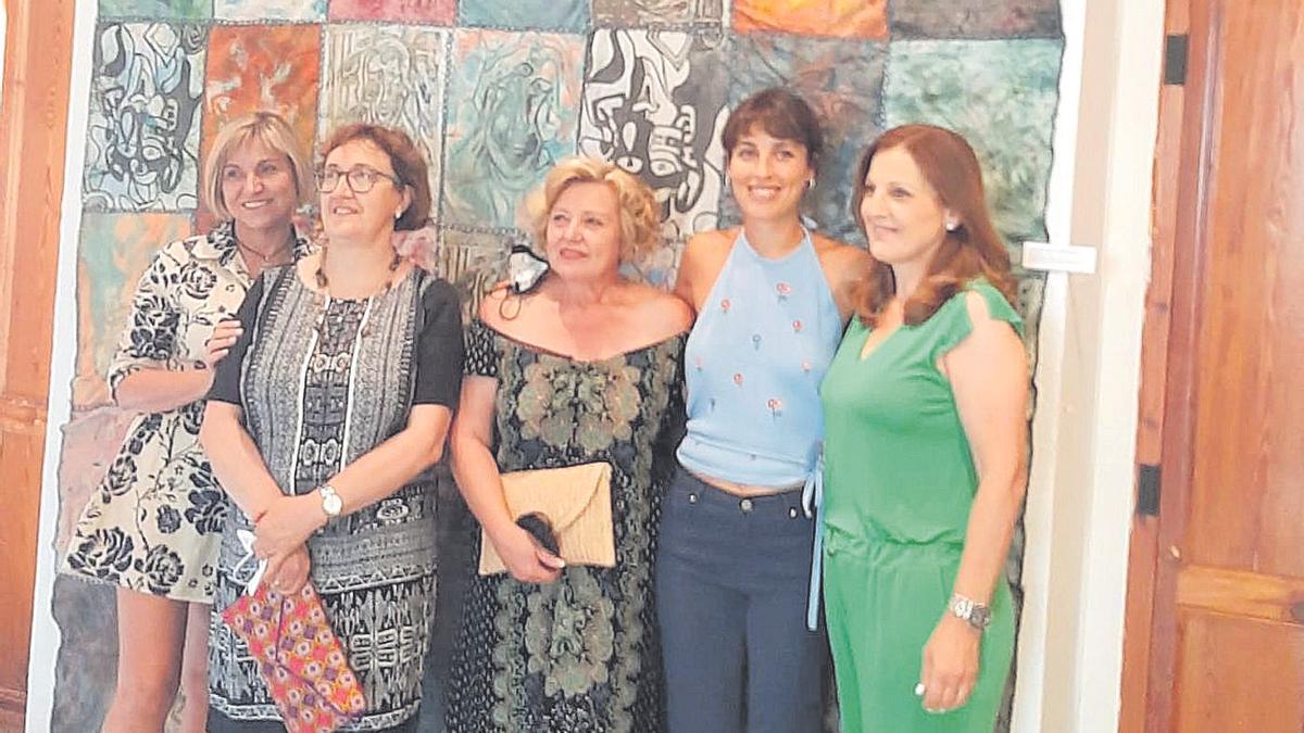 Clara Fas (segunda por la derecha) presenta su primera exposición en el Centre Cultural Palau de Vivel de la Vall.