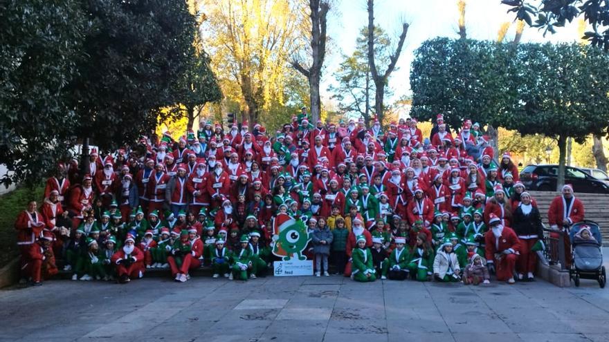 La calle Uría de Oviedo se vuelve rojiverde con Papá Noel