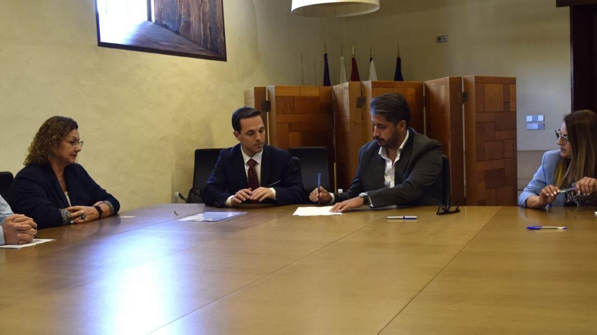 Firma del acuerdo entre el alcalde de La Laguna y la Asociación de familiares y enfermos de Párkinson