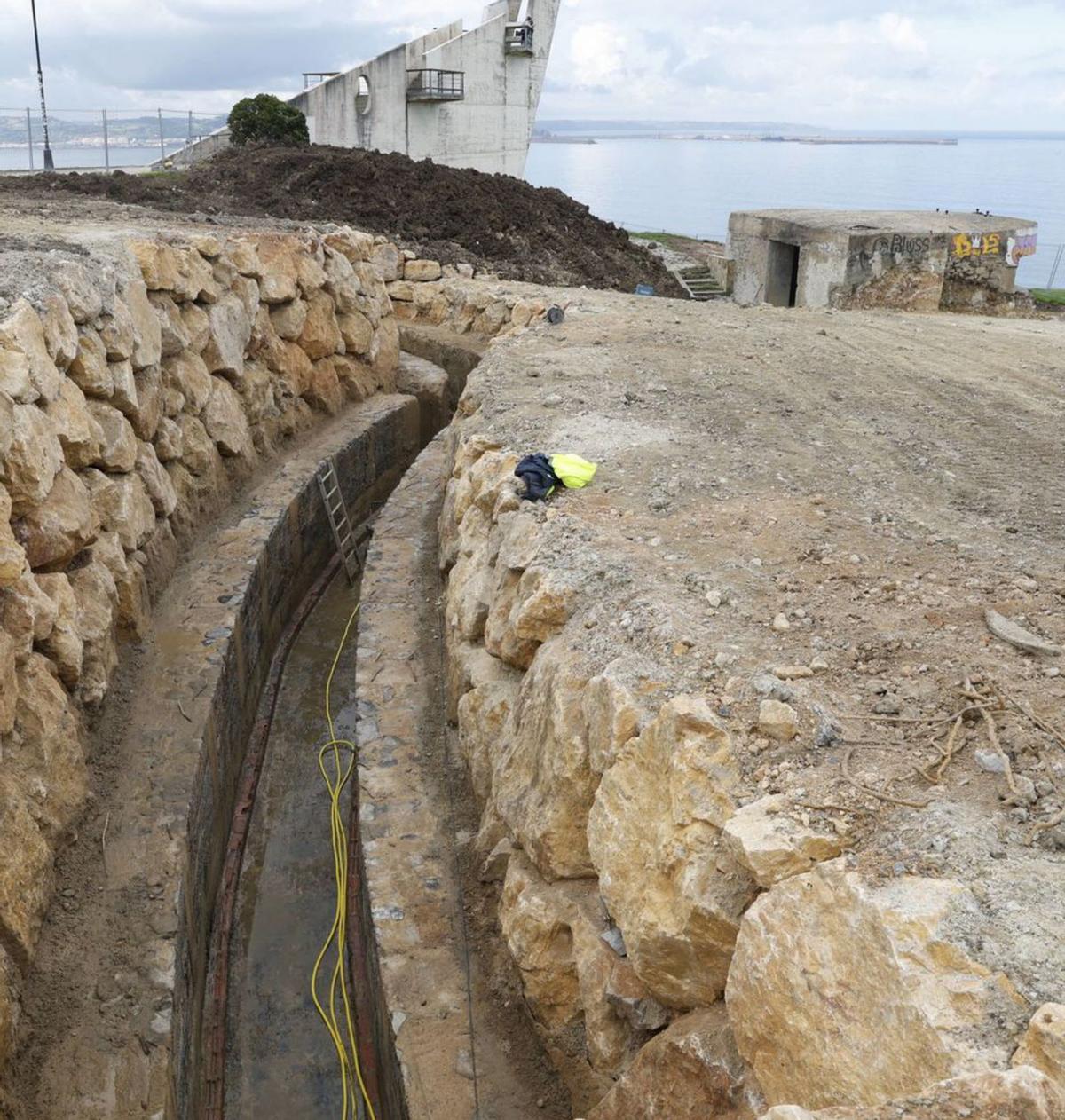A la izquierda, ayer, estado de los trabajos de recuperación del nido de ametralladoras y la trinchera del Cabo San Lorenzo; a la derecha, la misma zona hace dos meses. | ÁNGEL GONZÁLEZ