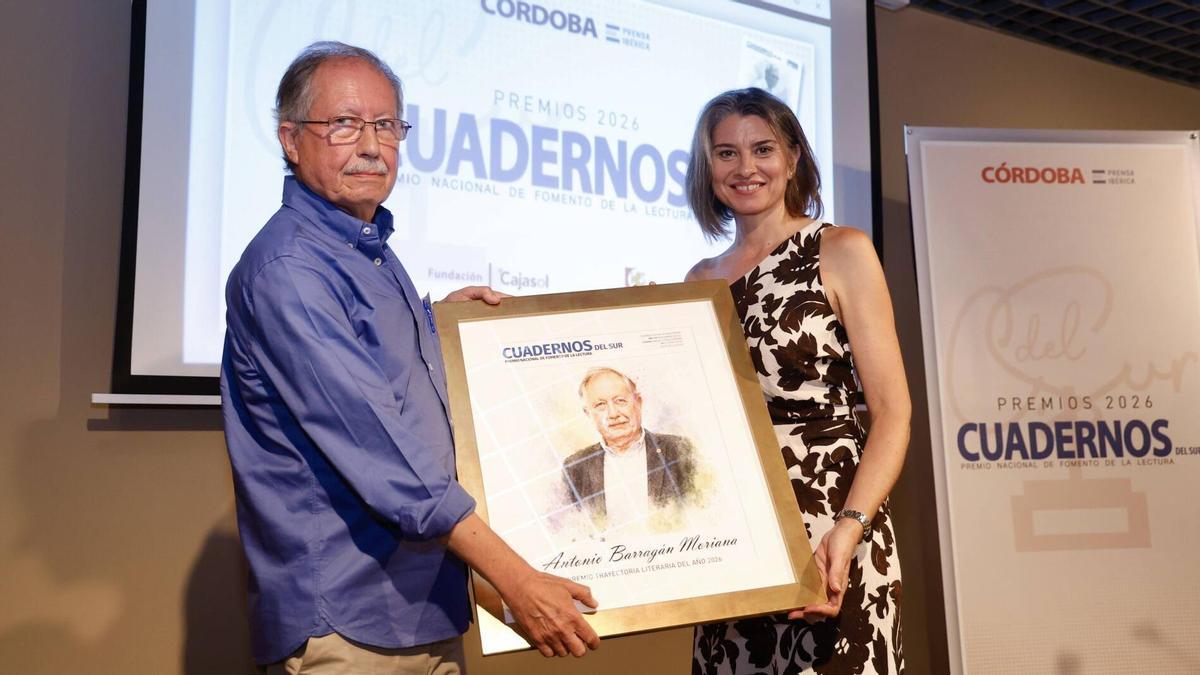 Antonio Barragán recibe el premio de la alcaldesa de Aguilar, Paqui Herrador.