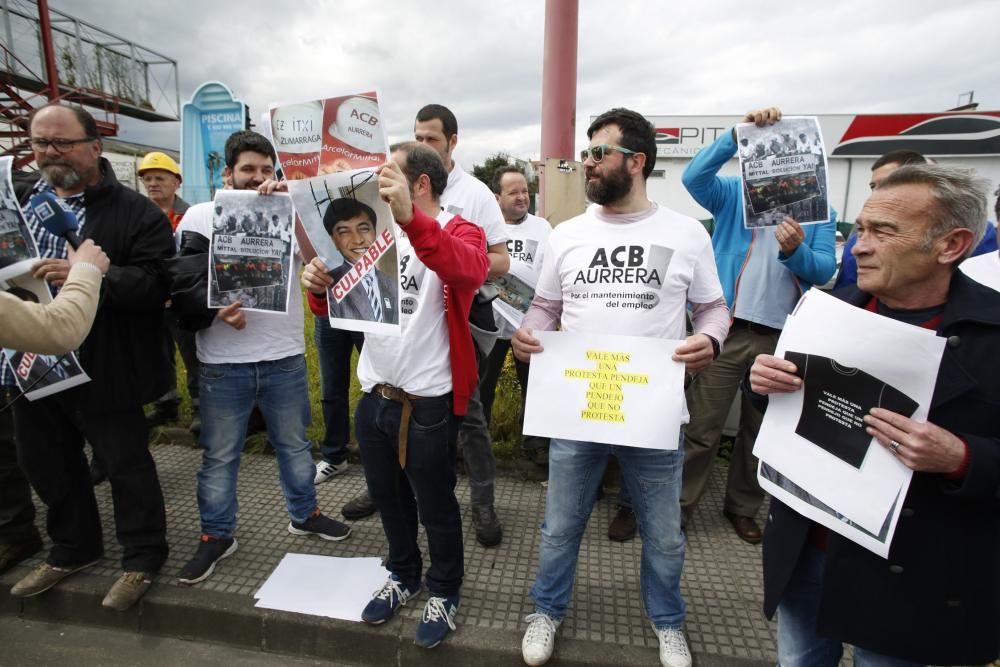 Trabajadores de Arcelor concentrados en la entrada de la factoría en Trasona