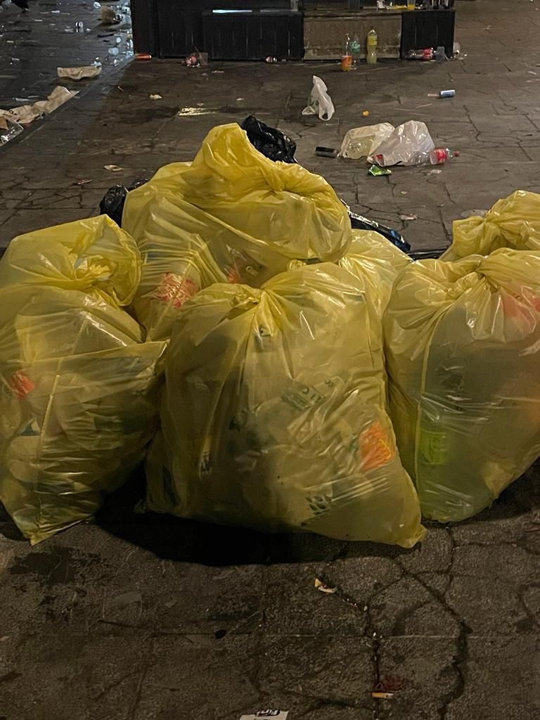 Los residuos que deja la Nochevieja de Gijón, en imágenes