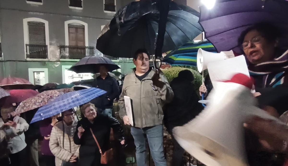 La presidenta de Afisa, Luisa Arias, lee el manifiesto.