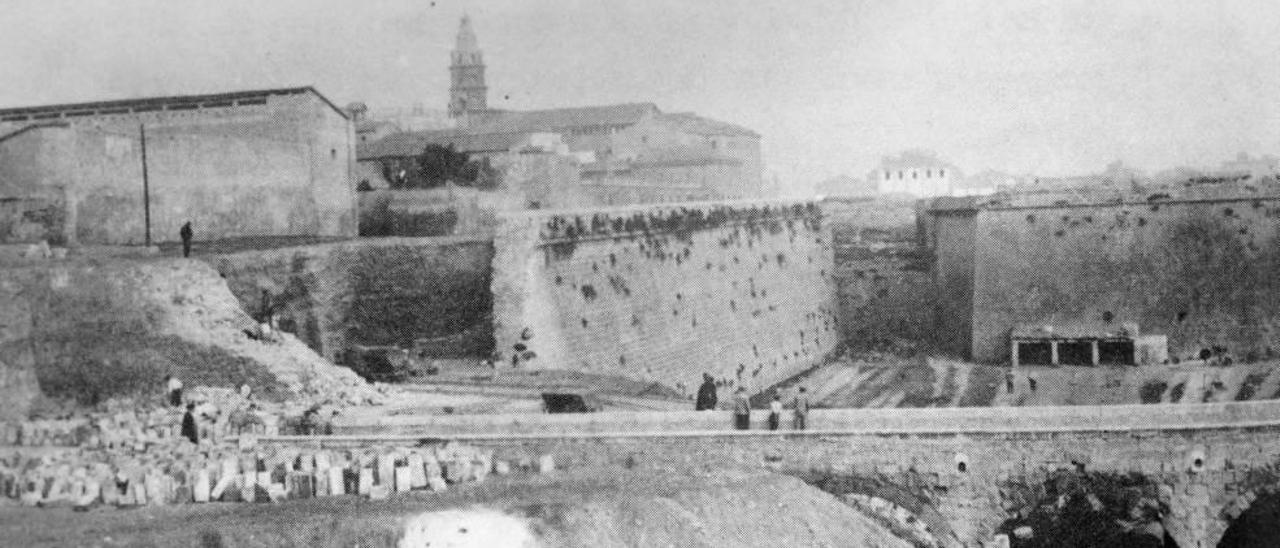 Demolición de las murallas en la Porta des Camp.