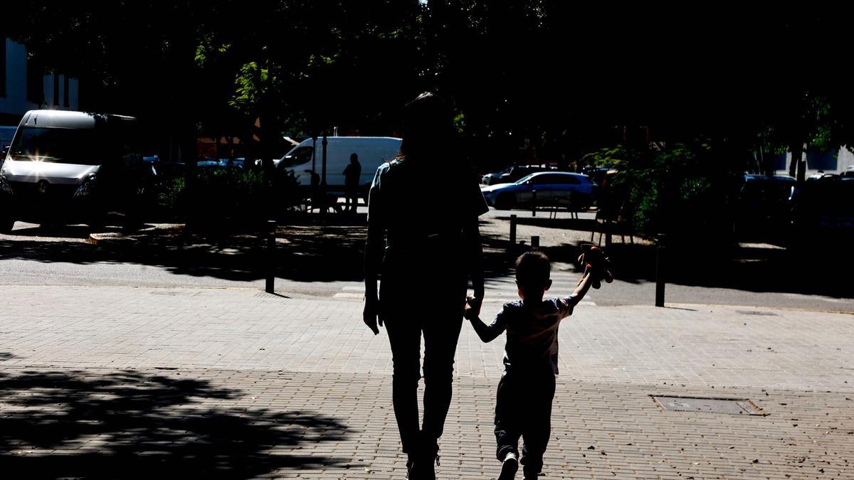 Silvia, víctima de violència masclista, al costat del seu fill