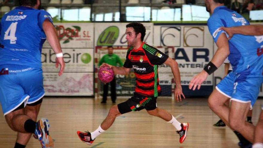 El rojinegro Gustavo, en una jugada del partido disputado ayer. // Bernabé/Luismy