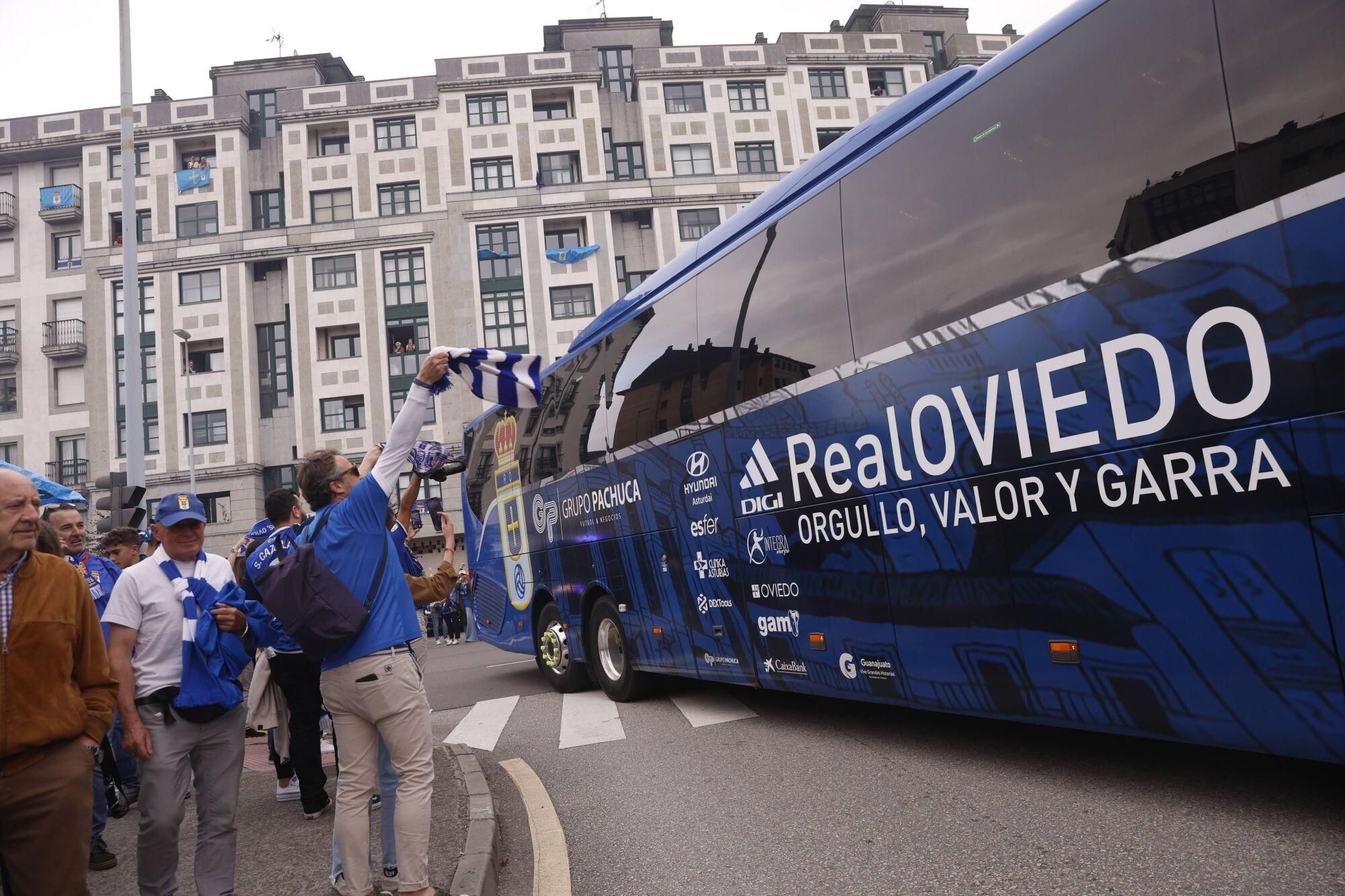 EN IMÁGENES: Espectacular recibimiento de la afición del Oviedo a su equipo antes de la vuelta por el ascenso contra el Almería