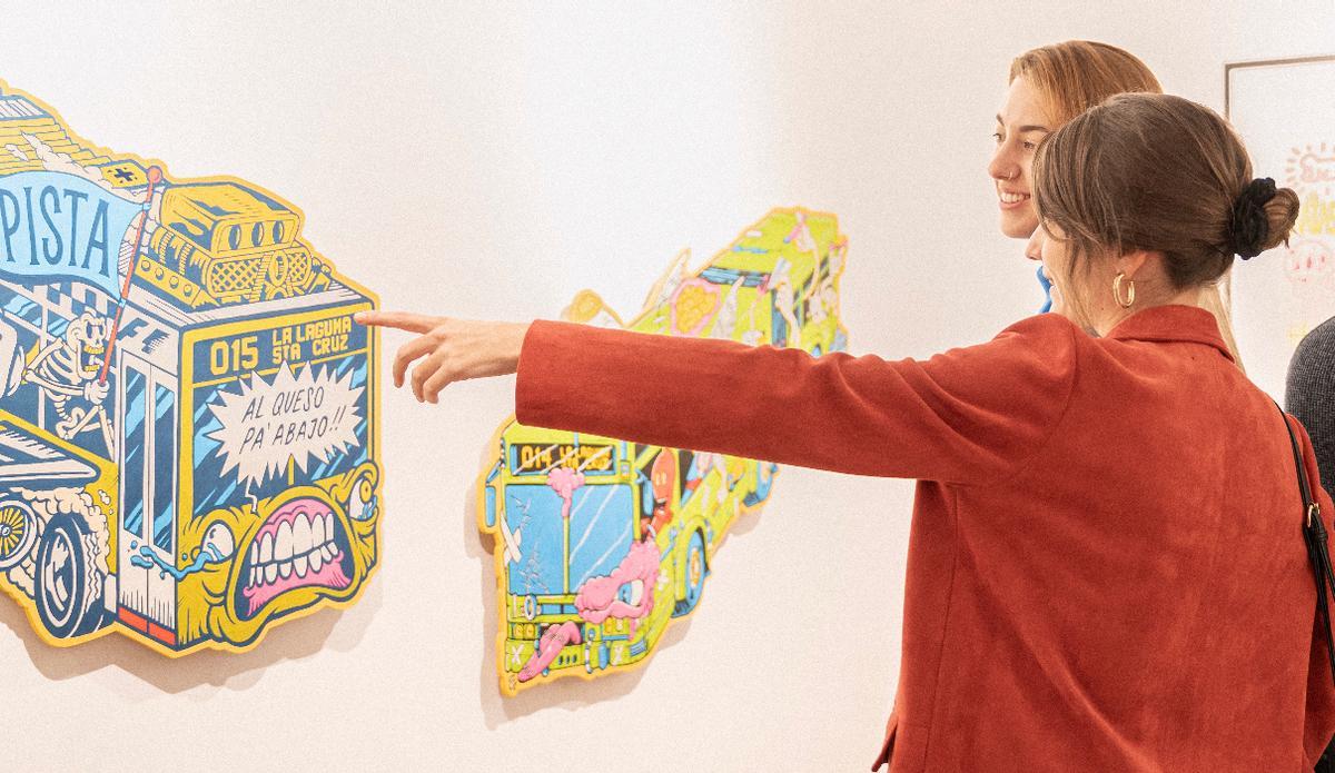 Varias personas visitan la exposición.