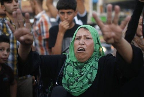 Ciudadanos palestinos celebran en las calles de Gaza el alto el fuego.