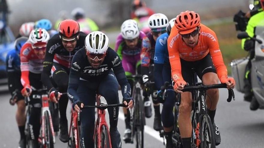 El ciclista checo del CCC Team Josef Cerny (de naranja, a la derecha de la imagen).