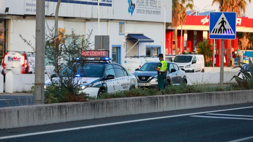 Un agente de la unidad de Tráfico de la Guardia Civil en la autovía de Sant Antoni, donde murió atropellado un joven en agosto.