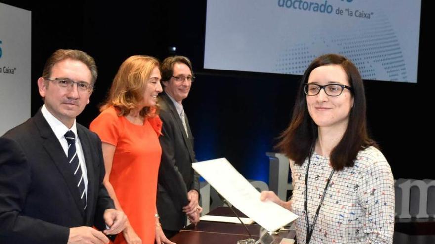 becas de doctorado. La asturiana Patricia Pastoriza recibió ayer en Madrid unas de las becas de doctorado de La Caixa.