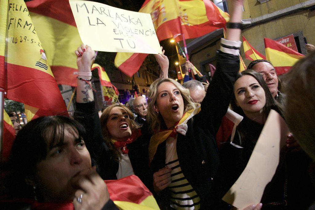 Cientos de manifestantes vuelven a asediar la sede del PSOE en Murcia