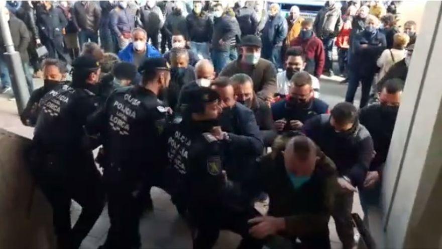 Imagen del asalto al Pleno de Lorca por parte de los ganaderos.