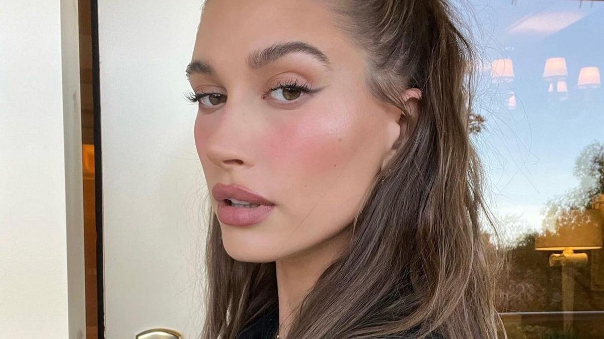 Hailey Bieber con eyeliner, overlip y sunburn blush