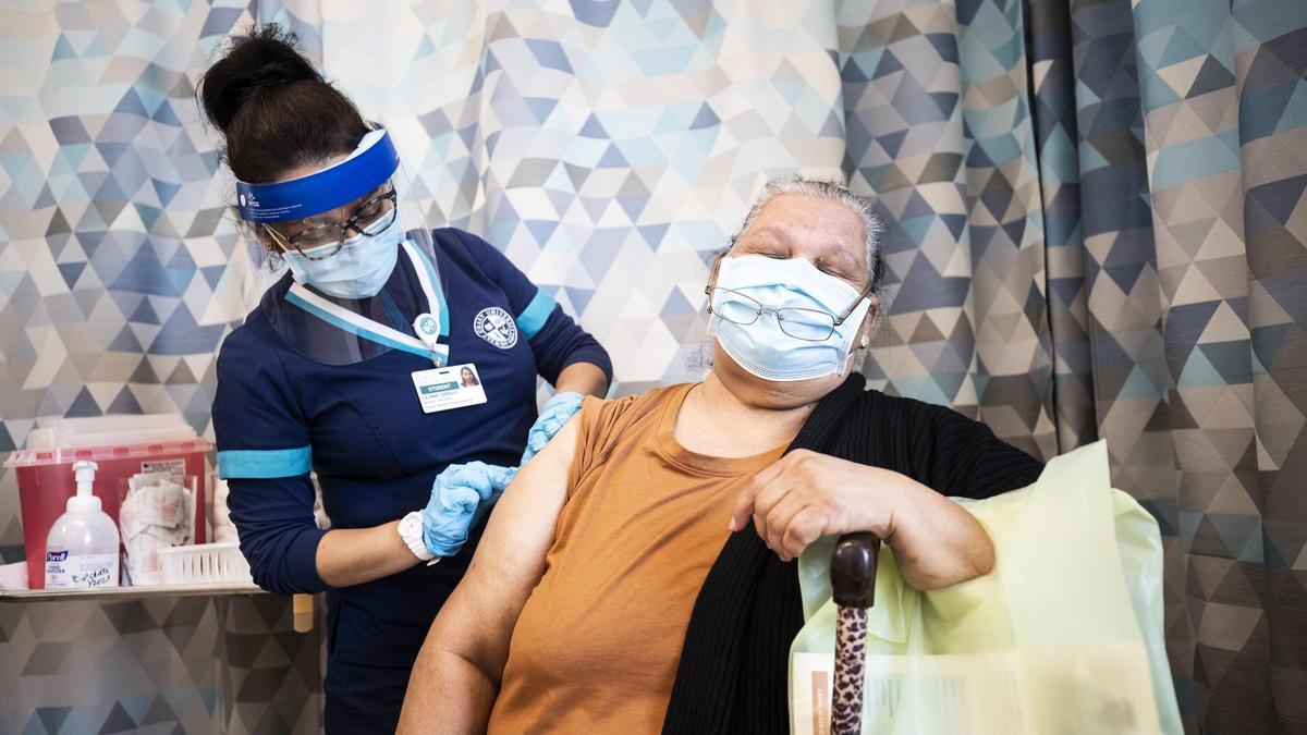 Una mujer se vacuna contra el coronavirus en California.