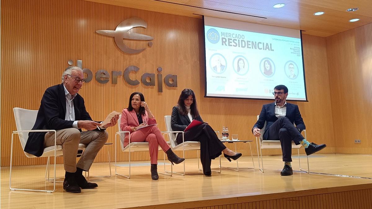 Fernando Baena (Colegio de APIS Aragón), Sandra Daza (Gesvalt), Lourdes Pérez (JLL) y Jorge Aguerri (Ibercaja), este viernes en Zaragoza..