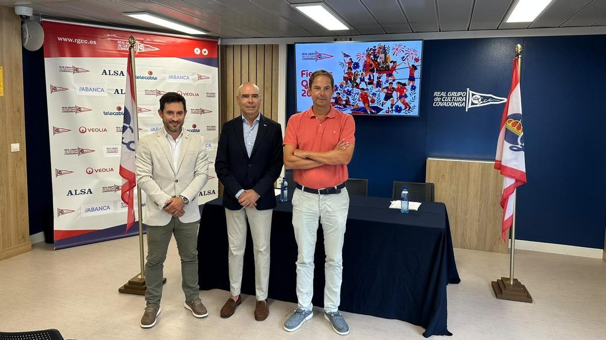 Pedro Carrillo, Joaquín Miranda y Nacho Aybar durante la presentación de las Fiestas del Grupo.
