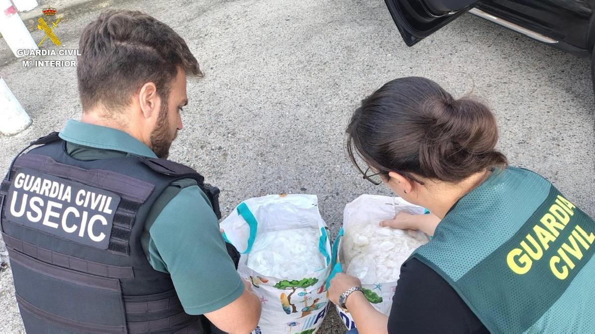 Dos agents de la Guàrdia Civil inspeccionant les bosses.
