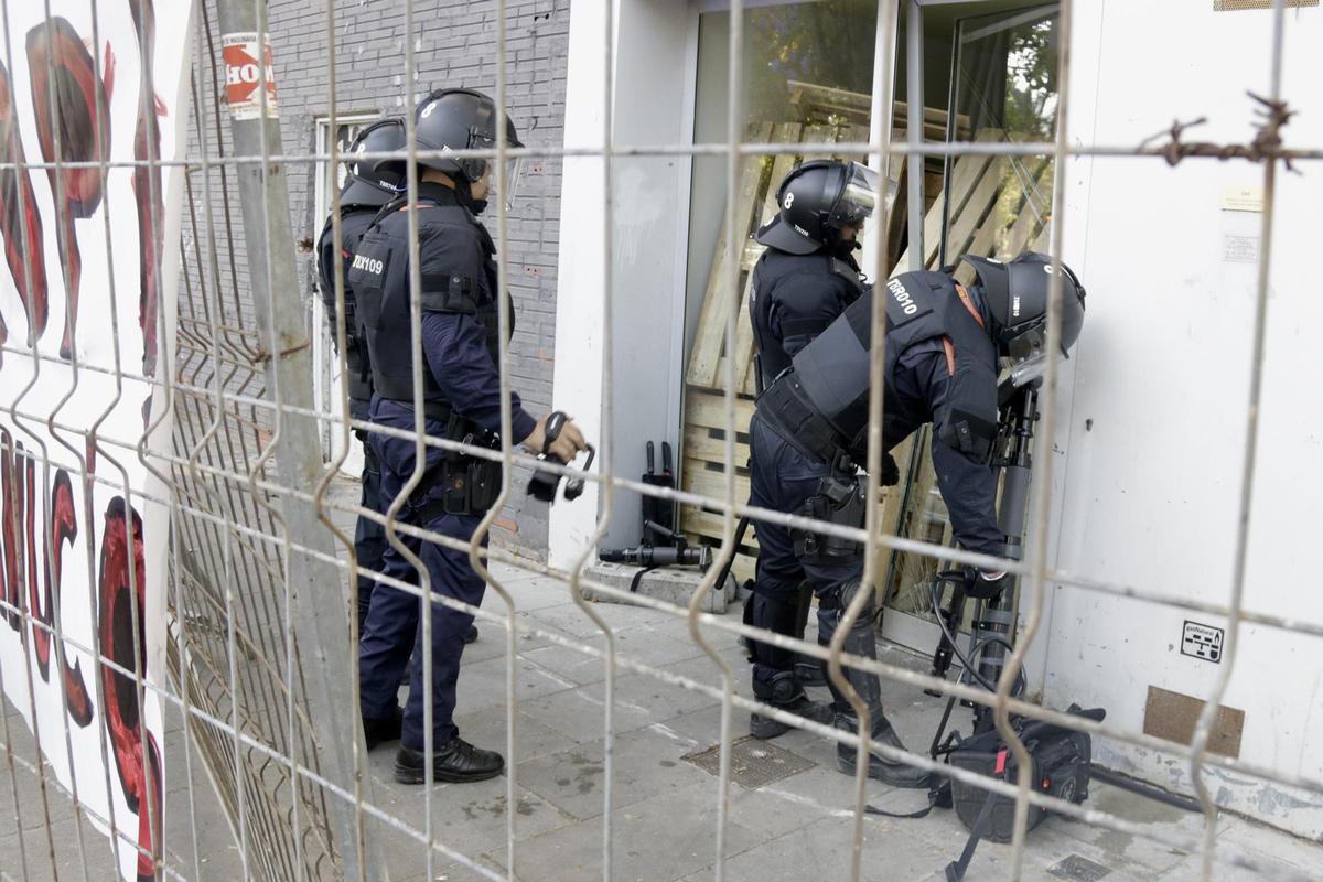 Protesta en La Mina contra el desahucio de tres familias