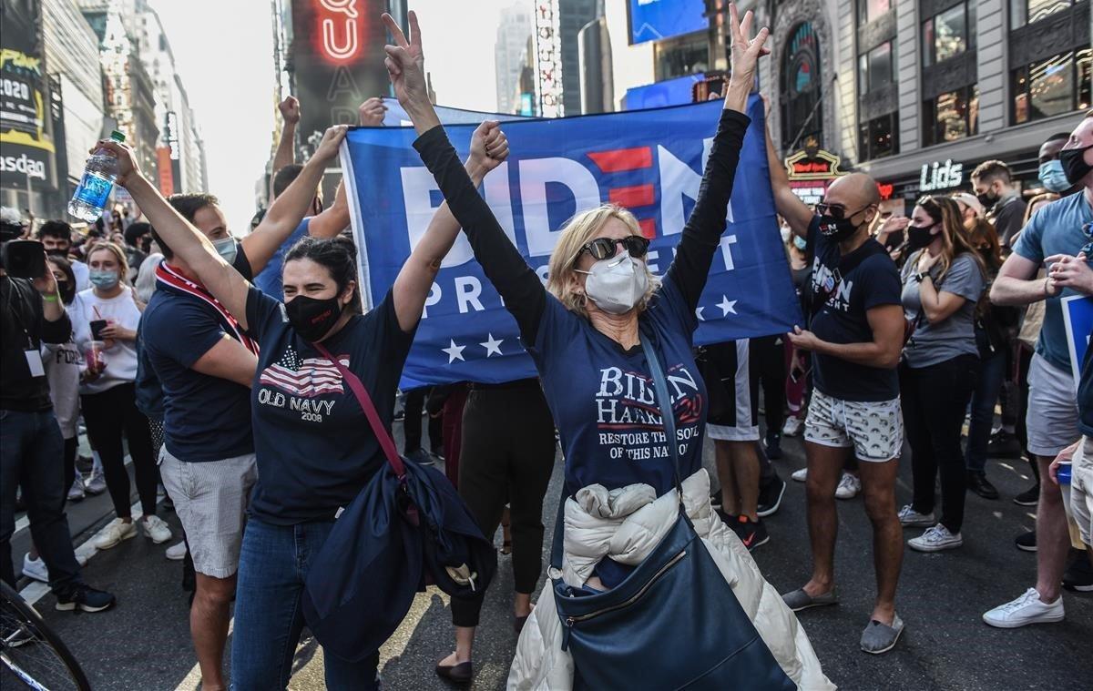 La gente celebra en las calles la victoria del candidato demócrata en Times Square, Nueva York.