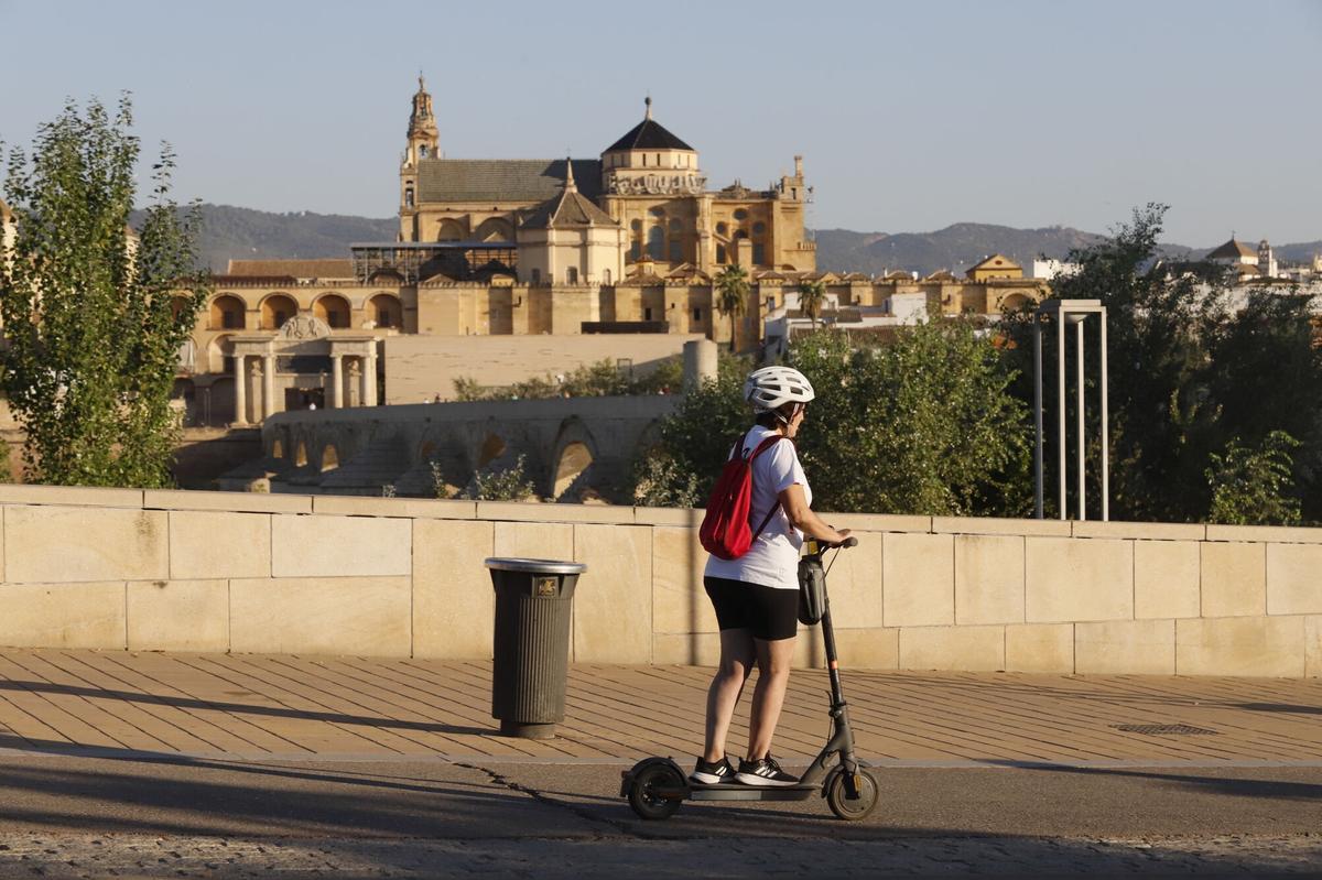 Una mujer circula en patinete por el entorno de La Calahorra.