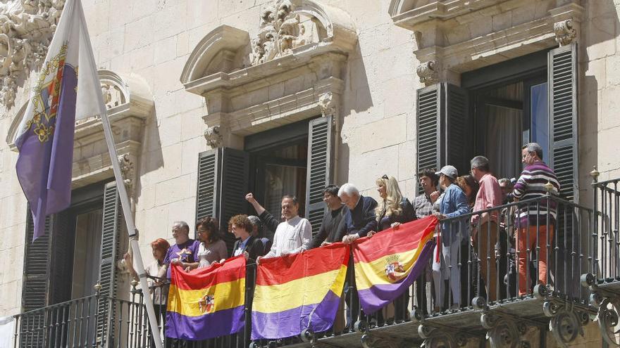 Banderas republicanas en el Ayuntamiento de Alicante en 2016.