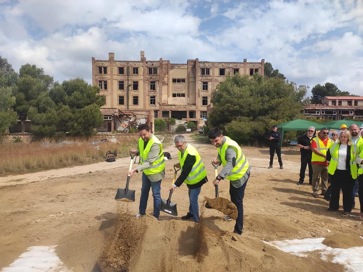 De izquierda a derecha, el alcalde de Tarragona, Rubén Viñuales, el secretario de Estado de Medio Ambiente, Hugo Morán, y el diputado de Servicios Genreales de la Diputació, Jordi Molinera, en el inicio de las obras del camino de ronda de la Savinosa.