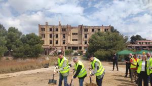 De izquierda a derecha, el alcalde de Tarragona, Rubén Viñuales, el secretario de Estado de Medio Ambiente, Hugo Morán, y el diputado de Servicios Genreales de la Diputació, Jordi Molinera, en el inicio de las obras del camino de ronda de la Savinosa.