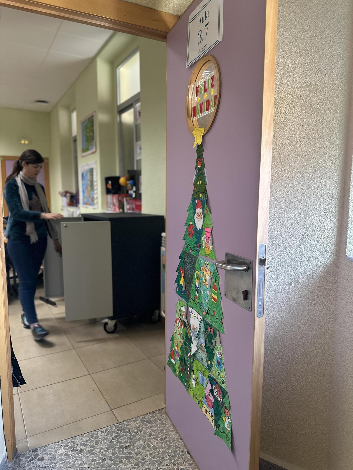 Una puerta decorada en el colegio Medalla Milagrosa