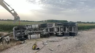 Un muerto y un herido grave tras el vuelco de un camión en Gallur
