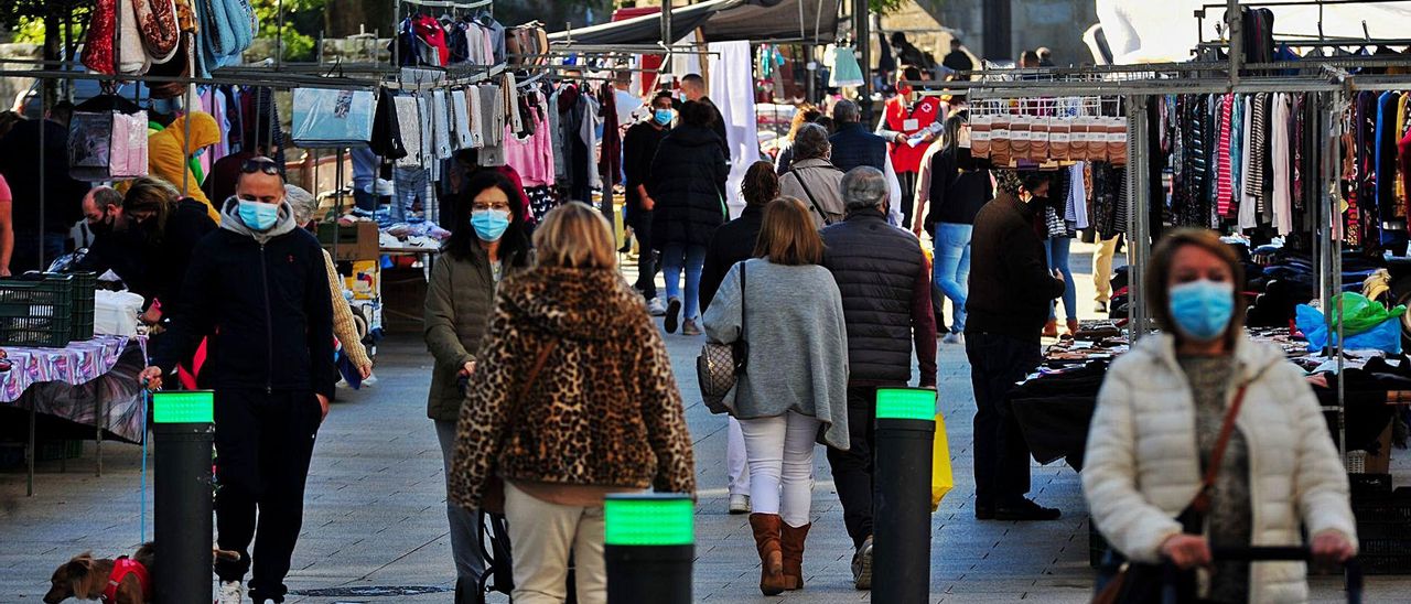 Aspecto del mercadillo ambulante de Vilagarcía, durante la mañana de ayer.