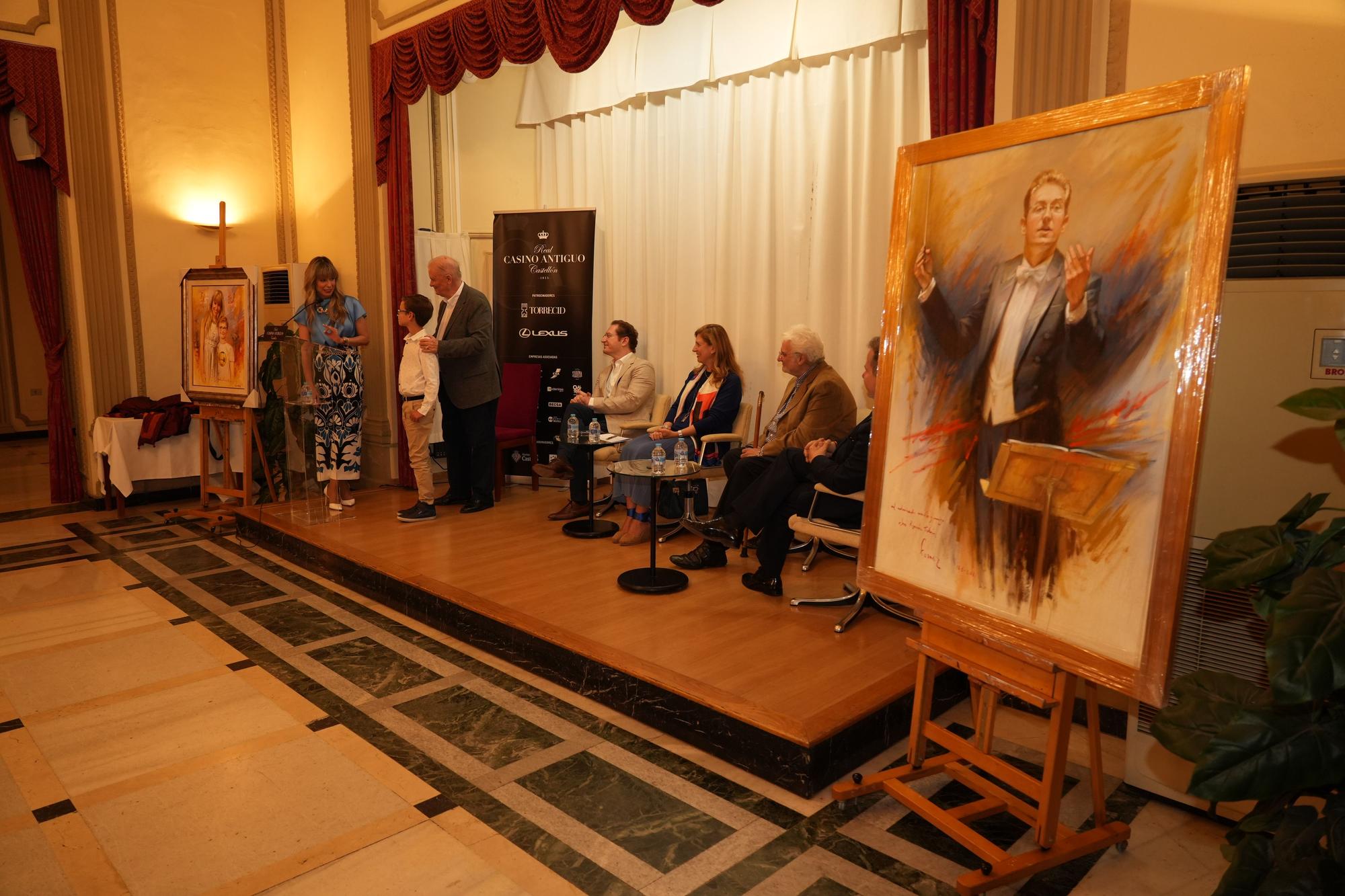 El pintor Forner entrega su retrato al maestro Tebar en el Casino Antiguo de Castelló