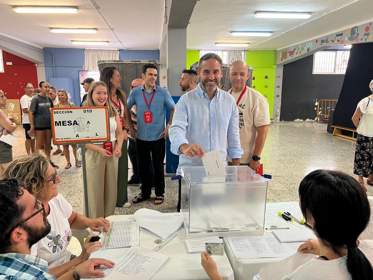El socialista Dani Pérez ejerce el derecho al voto.