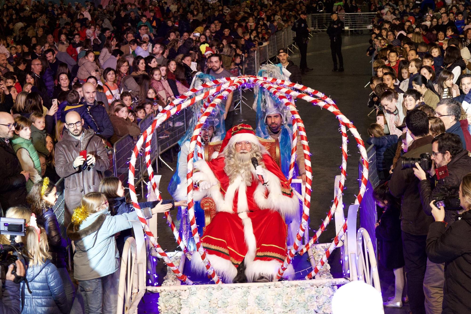 La llegada de Papá Noel abarrota la Plaza de la Catedral de Murcia