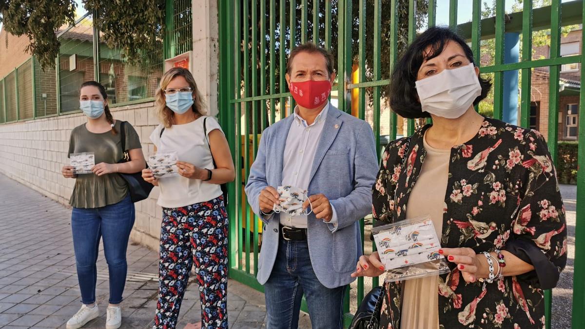 El alcalde y la concejala con las mascarillas