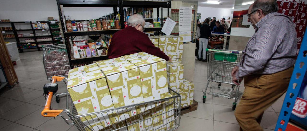 Un total de 1.220 personas acudieron el año pasado al economato de Cáritas.