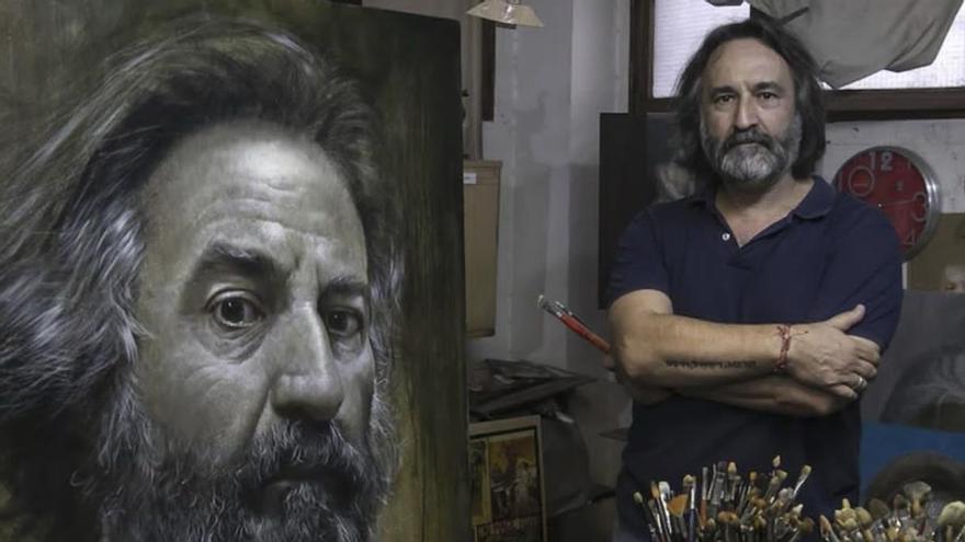 El pintor cordobés Rafael Cervantes posa junto a un autoretrato..