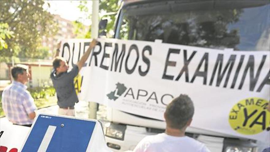 El paro de examinadores amenaza a 130.000 personas en toda España