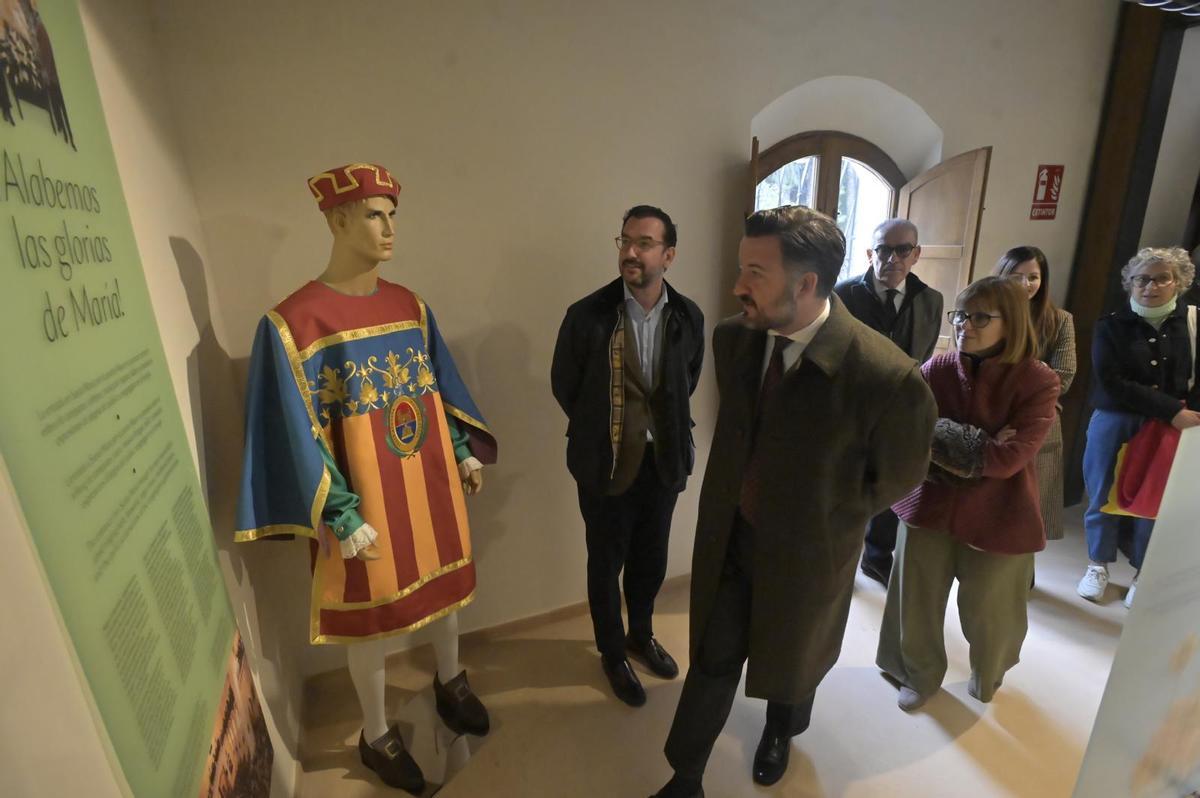 Un momento de la visita en el interior del museo de la Casa de la Virgen