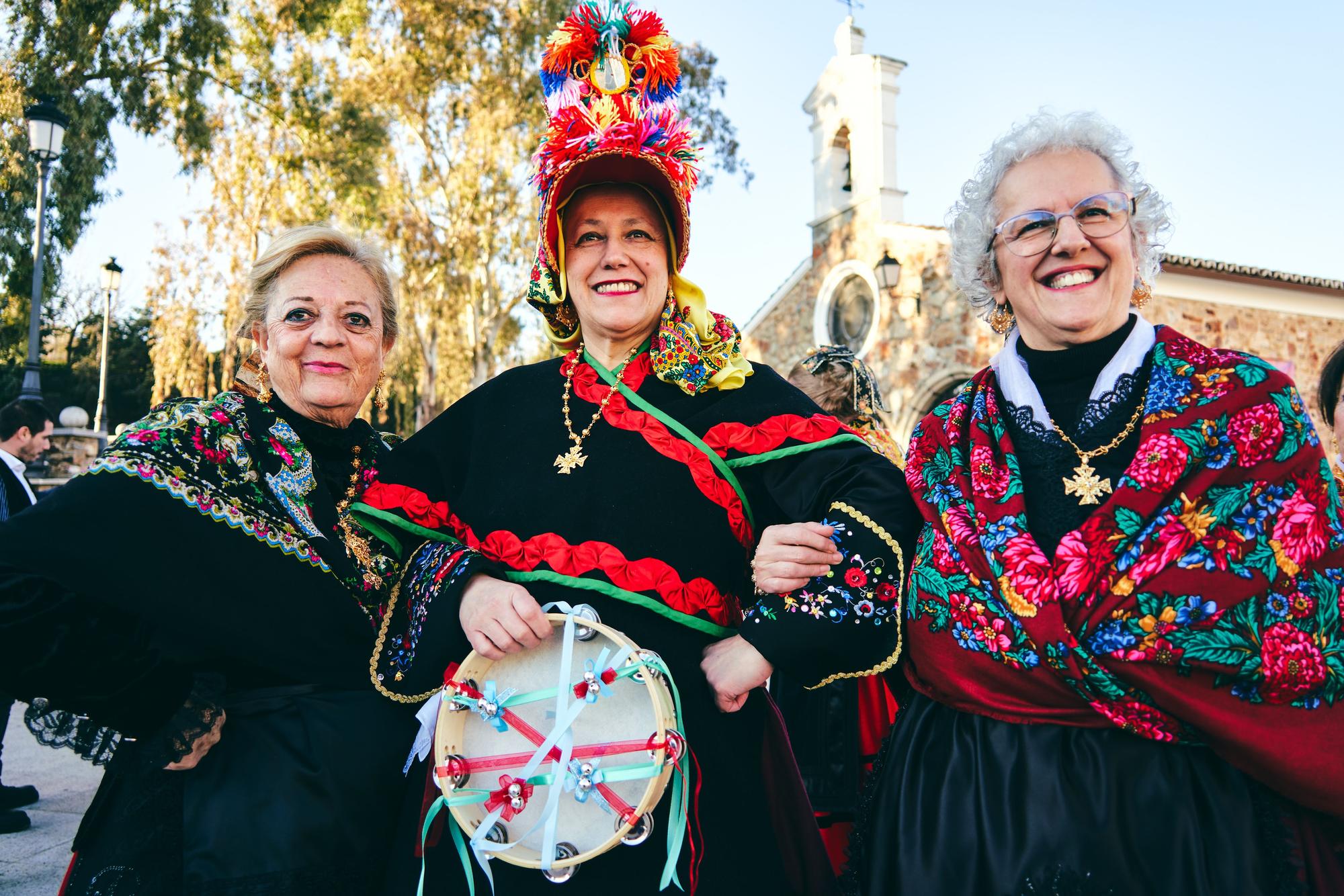 Miles de cacereños celebran San Blas congregándose en la explanada de su ermita