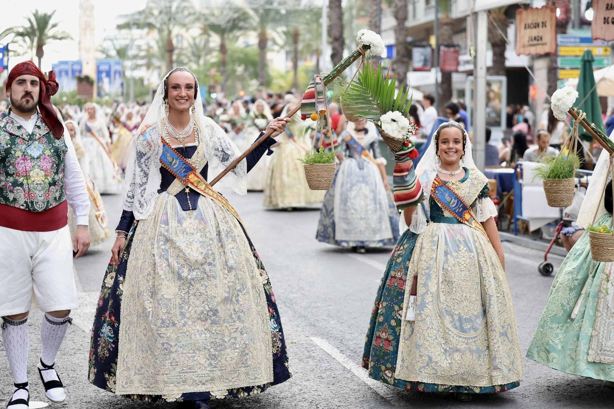 Primera jornada de Ofrenda de las Hogueras de Alicante