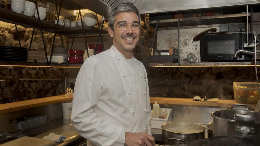 El chef Adrián Felípez cocinando en los fogones de su restaurante Miga. | Casteleiro/Roller Agencia