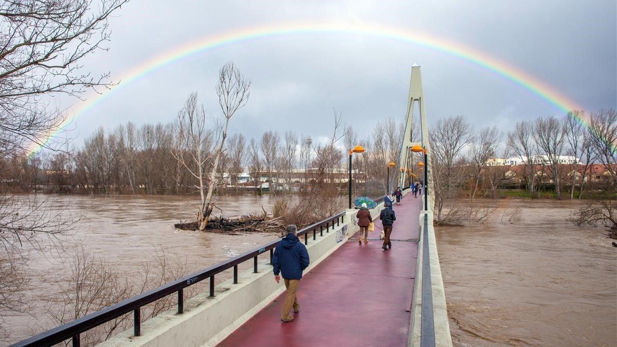 Vista del rio Ebro a su paso por Logroño, después de las lluvias de estos días baja a una velocidad de 1200 metros cúbicos por segundo