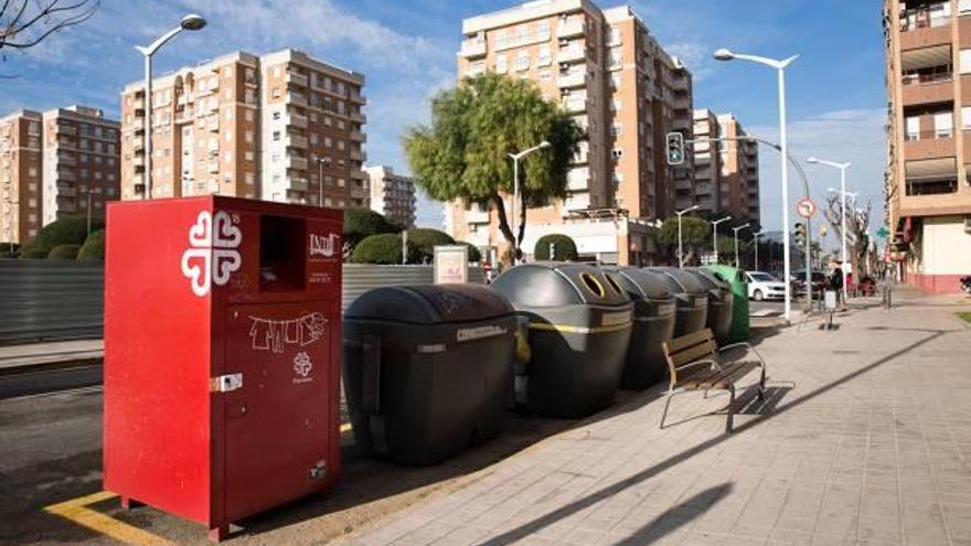 mil Corrección colonia Mislata recogió el año pasado 70.000 kilos de ropa y calzado para Cáritas -  Levante-EMV