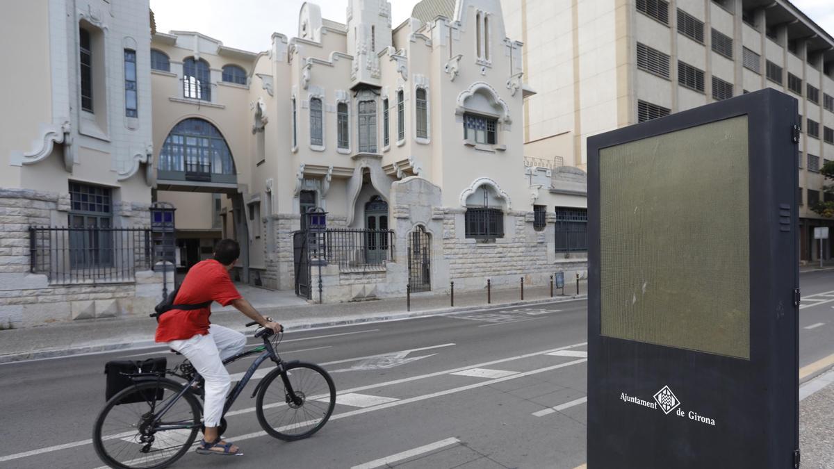 La pantalla, en desús,  situada al carril bici de Santa Eugènia.